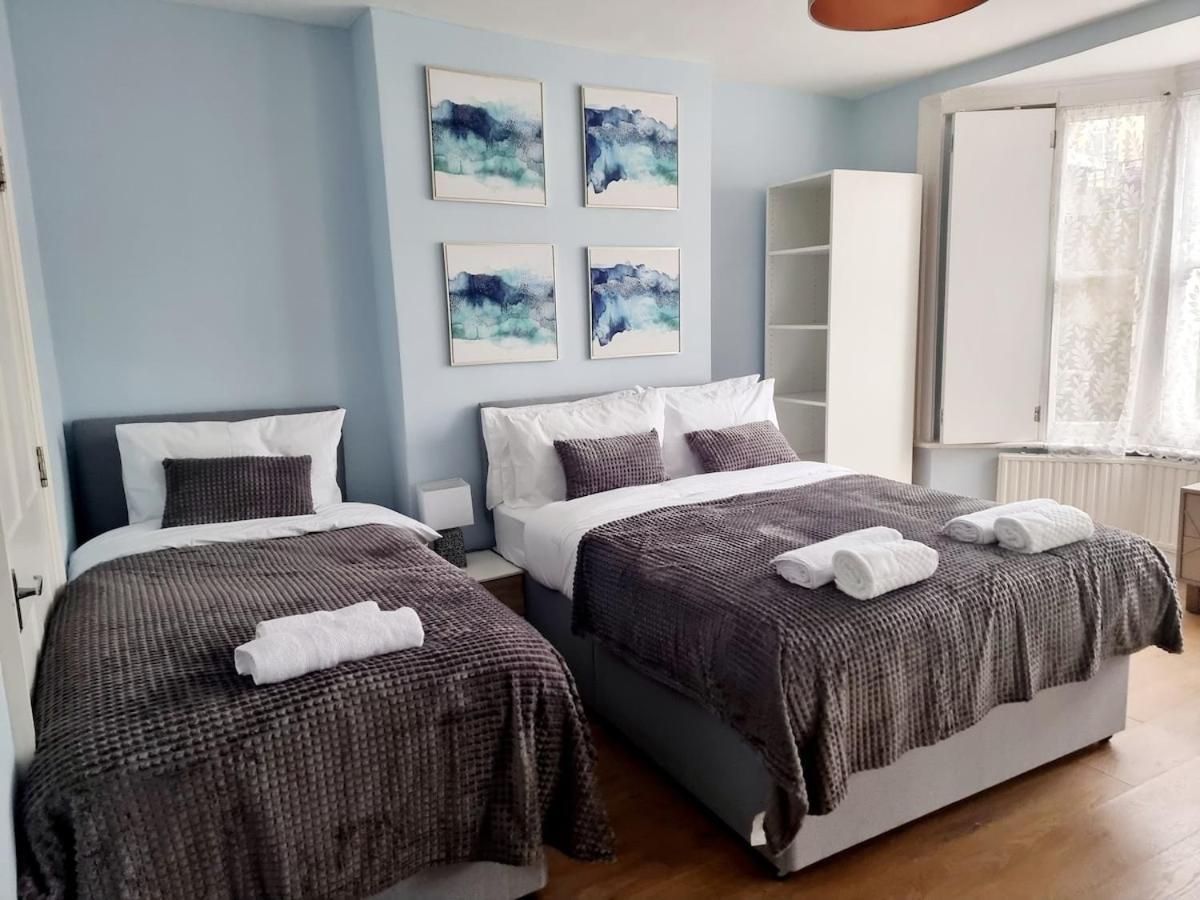 Spacious 2 Bedroom-3 Mins Walk Tube, Hospital, Queen Mary Uni Sleeps 5 Apartment London