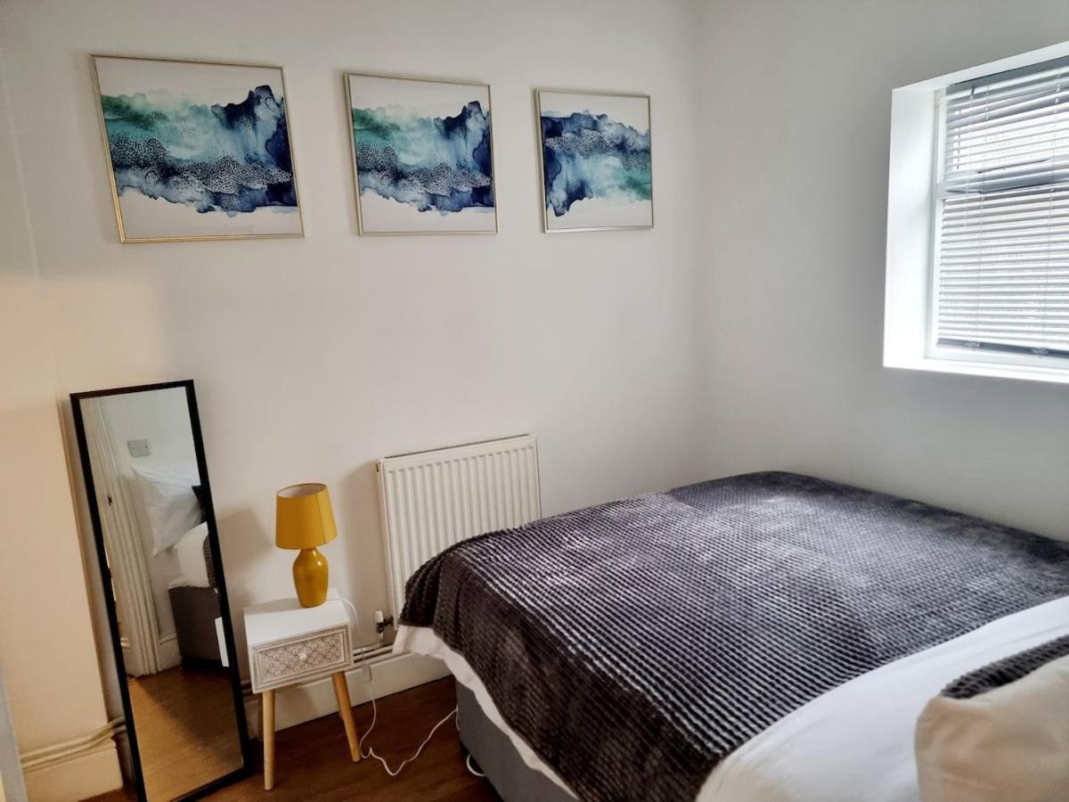 Apartment Spacious 2 Bedroom-3 Mins Walk Tube, Hospital, Queen Mary Uni Sleeps 5 *