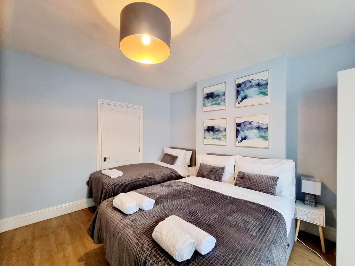 Apartment Spacious 2 Bedroom-3 Mins Walk Tube, Hospital, Queen Mary Uni Sleeps 5 London