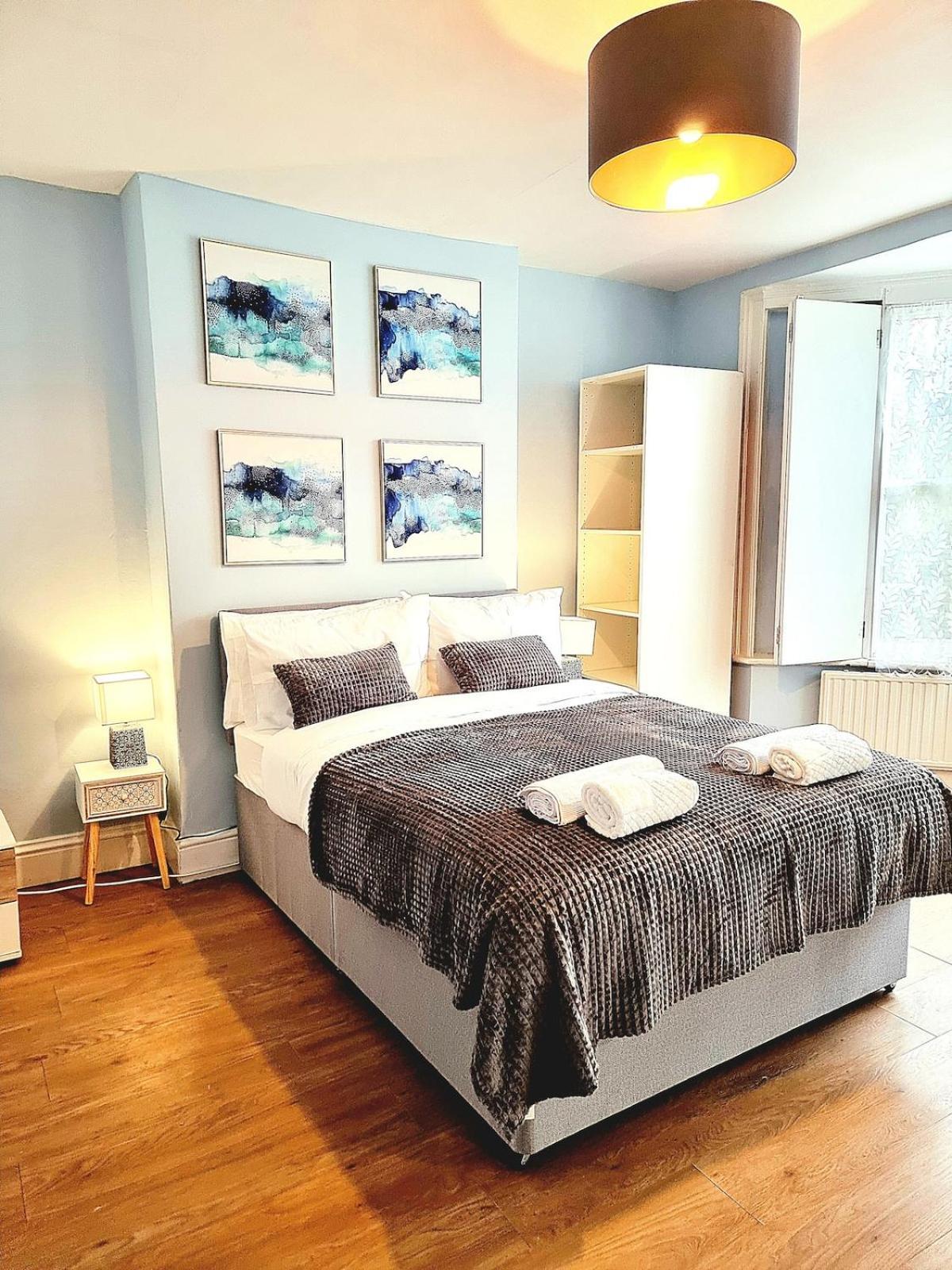 Apartment Spacious 2 Bedroom-3 Mins Walk Tube, Hospital, Queen Mary Uni Sleeps 5