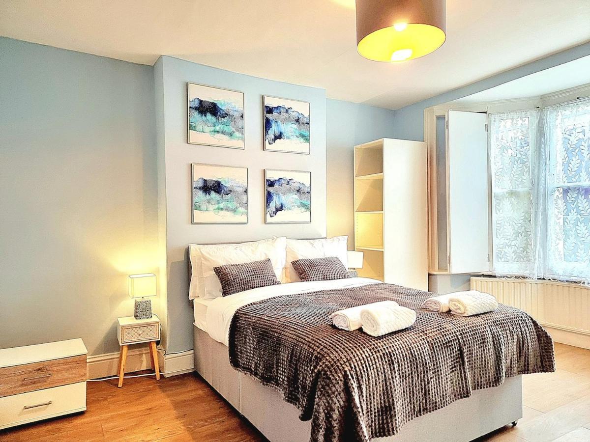 Spacious 2 Bedroom-3 Mins Walk Tube, Hospital, Queen Mary Uni Sleeps 5 *